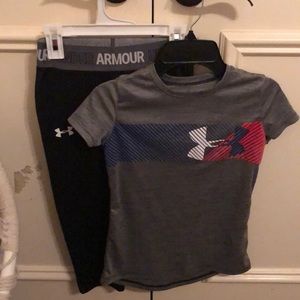 Under Armor set t shirt and black Capri leggings.